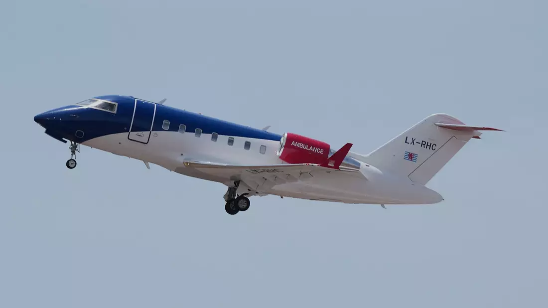 Ein Ambulanzflugzeug startet in Kap Verde mit evakuierten Patienten vom Kreuzfahrtschiff «Hondius» vom Flughafen.  - Bild: Misper Apawu/AP/dpa