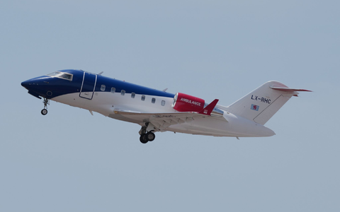 Ein Ambulanzflugzeug startet in Kap Verde mit evakuierten Patienten vom Kreuzfahrtschiff «Hondius» vom Flughafen.  - Foto: Misper Apawu/AP/dpa
