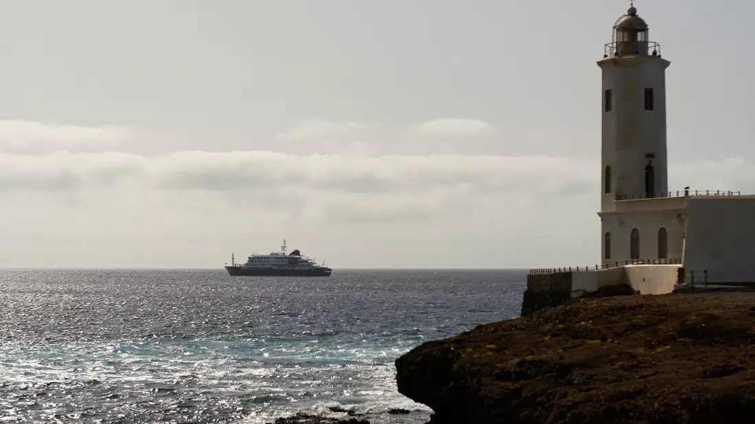 Das Schiff lag zuletzt unweit von Praia, Kap Verde. (Archivbild) - Bild: Arilson Almeida/AP/dpa