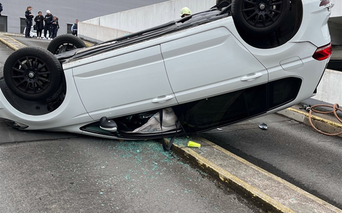 POL-DU: Marxloh: Auto überschlägt sich in Parkhaus - Foto: presseportal.de