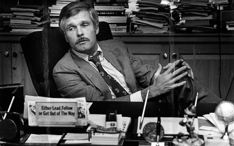 Ted Turner sitzt 1982 an seinem Schreibtisch im CNN Center. - Foto: Nancy Mangiafico/Atlanta Journal-Constitution/AP/dpa