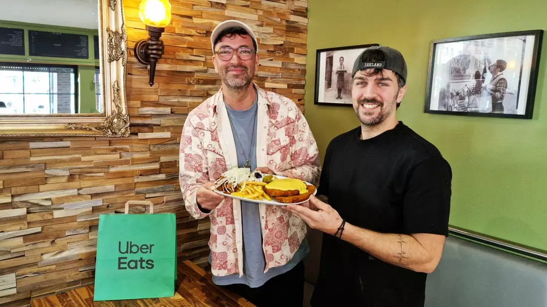 Marteria & Pfeiler Grill launchen neues Kultgericht / Inspiriert vom Taxi Teller: Uber Pfanne exklusiv über Uber Eats erhältlich - Bild: presseportal.de