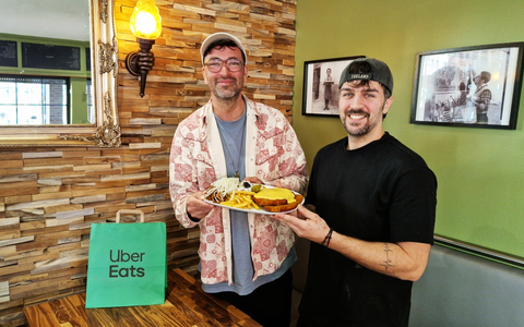 Marteria & Pfeiler Grill launchen neues Kultgericht / Inspiriert vom Taxi Teller: Uber Pfanne exklusiv über Uber Eats erhältlich - Foto: presseportal.de