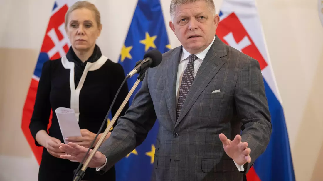 Die sozialdemokratische Wirtschaftsministerin Denisa Sakova und der linkspopulistische Ministerpräsident Robert Fico hatten die unterschiedlichen Treibstoffpreise für In- und Ausländer bisher verteidigt. (Archivbild) - Bild: Martin Baumann/TASR/dpa