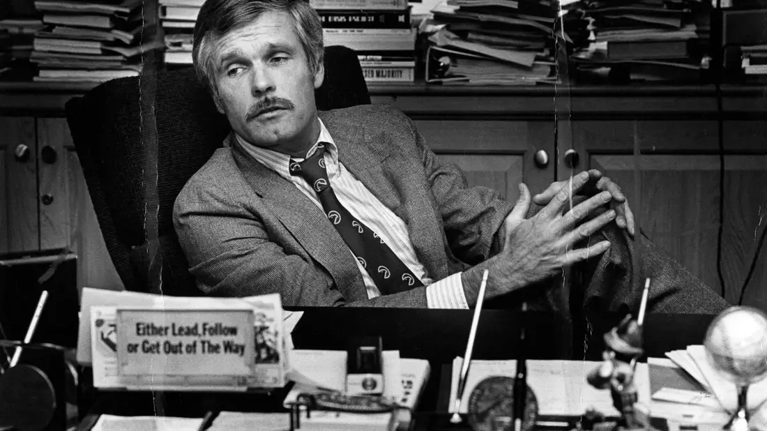 Ted Turner sitzt 1982 an seinem Schreibtisch im CNN Center. - Bild: Nancy Mangiafico/Atlanta Journal-Constitution/AP/dpa