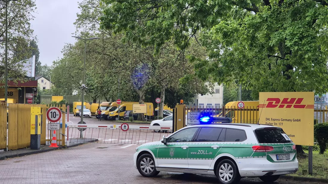 Marktführer DHL setzt zwar nur recht wenig auf Subunternehmer, trotzdem nahmen Zöllner auch den Bonner Logistiker unter die Lupe. - Bild: -/dpa