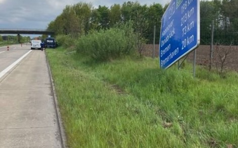 POL-CUX: Verkehrsunfall durch Sekundenschlaf auf der Autobahn verursacht hohen Sachschaden (Foto im Anhang) - Foto: presseportal.de