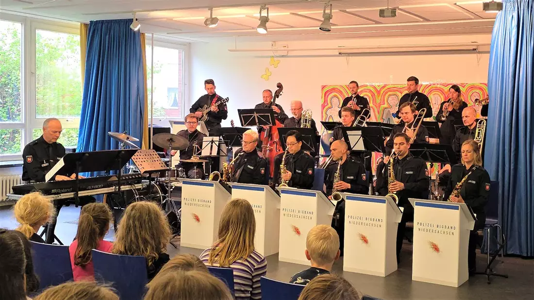 ZPD-H: Ein klangvolles Zeichen der Solidarität: Polizeiorchester erspielt Spenden für von Vandalismus geschädigte Grundschule - Bild: presseportal.de