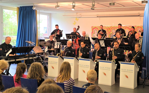 ZPD-H: Ein klangvolles Zeichen der Solidarität: Polizeiorchester erspielt Spenden für von Vandalismus geschädigte Grundschule - Foto: presseportal.de