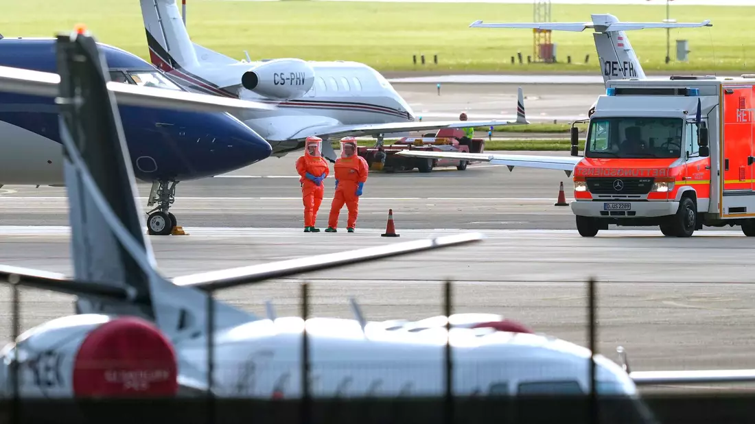 Drei infizierte Passagiere wurden mit zwei Spezialflugzeugen evakuiert. - Bild: Peter Dejong/AP/dpa