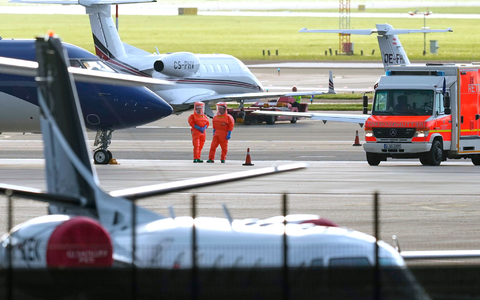 Drei infizierte Passagiere wurden mit zwei Spezialflugzeugen evakuiert. - Foto: Peter Dejong/AP/dpa