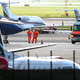 Drei infizierte Passagiere wurden mit zwei Spezialflugzeugen evakuiert. - Foto: Peter Dejong/AP/dpa