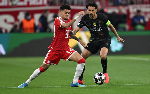 Bayern-Stürmer Diáz und PSG-Kapitän Marquinhos kämpfen um den Ball. - Foto: Sven Hoppe/dpa