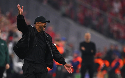 Nach seiner Gelb-Sperre im Hinspiel kehrte Bayern-Coach Vincent Kompany an die Seitenlinie zurück. - Foto: Tom Weller/dpa
