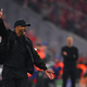 Nach seiner Gelb-Sperre im Hinspiel kehrte Bayern-Coach Vincent Kompany an die Seitenlinie zurück. - Foto: Tom Weller/dpa