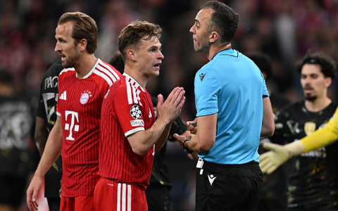 Kimmich reklamiert bei Schiedsrichter Pinheiro. - Foto: Sven Hoppe/dpa