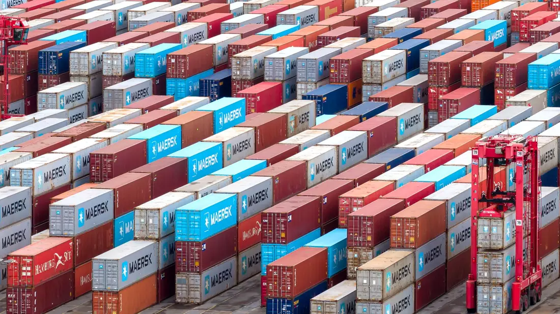 Die deutsche Wirtschaft leidet unter den Auswirkungen des Iran-Kriegs. (Symbolbild) - Bild: Sina Schuldt/dpa