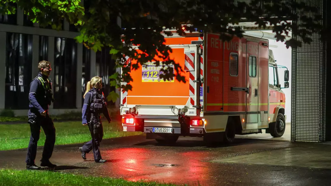 Ein Rettungswagen bringt eine deutsche Patientin in das Infektionszentrum der Uniklinik Düsseldorf. - Bild: Christoph Reichwein/dpa