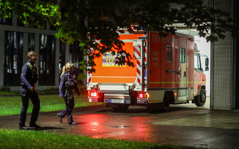 Ein Rettungswagen bringt eine deutsche Patientin in das Infektionszentrum der Uniklinik Düsseldorf. - Foto: Christoph Reichwein/dpa