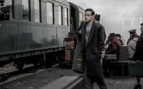Rami Malek hat die Rolle des US-amerikanischen Psychiaters Douglas M. Kelley übernommen. - Foto: Scott Garfield/Weltkino/dpa