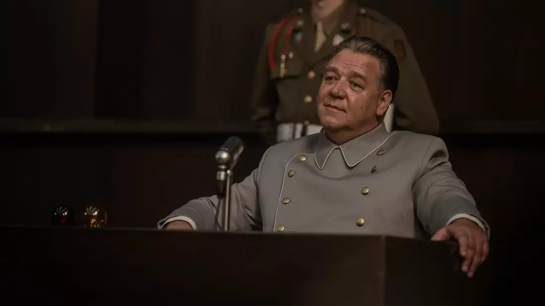 Russell Crowe stellt den Nazi Hermann Göring dar.  - Bild: Scott Garfield/Weltkino/dpa