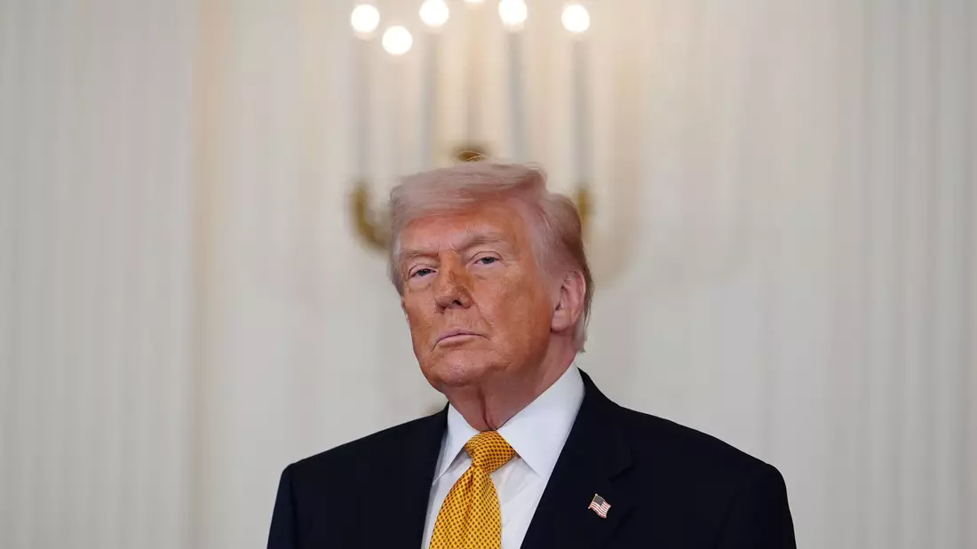 Trump gibt sich demonstrativ zuversichtlich mit Blick auf einen Deal mit dem Iran.  - Bild: Julia Demaree Nikhinson/AP/dpa