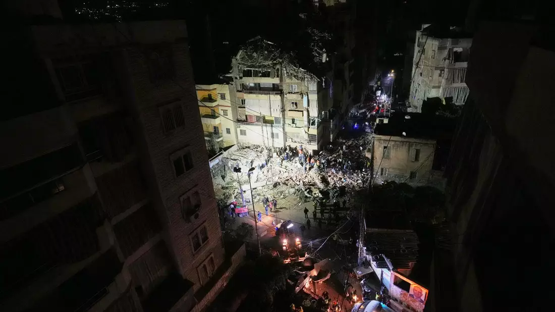 Erstmals seit Beginn der Waffenruhe greift Israel in der libanesischen Hauptstadt Beirut Ziele mutmaßlicher Hisbollah-Kämpfer an.  - Bild: Hassan Ammar/AP/dpa
