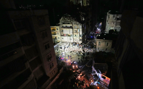 Erstmals seit Beginn der Waffenruhe greift Israel in der libanesischen Hauptstadt Beirut Ziele mutmaßlicher Hisbollah-Kämpfer an.  - Foto: Hassan Ammar/AP/dpa