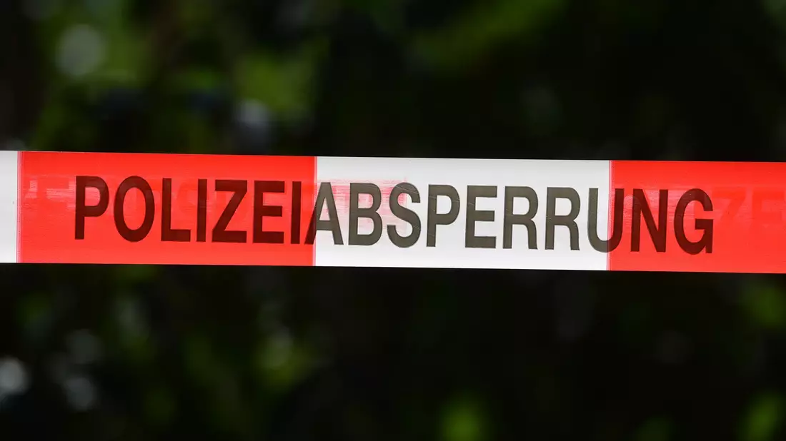 Mord und Totschlag kommen in True-Crime-Formaten überproportional häufig vor - anders als in der Realität. (Illustration) - Bild: Hendrik Schmidt/dpa