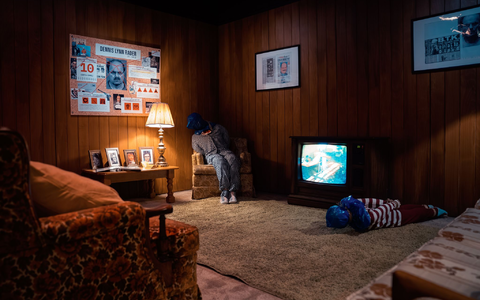 Ein nachgestellter Tatort im Rahmen der neuen Schau «Serienkiller - Die True Crime Ausstellung» in Köln. (Handout) - Foto: Linus Harwig/-/dpa