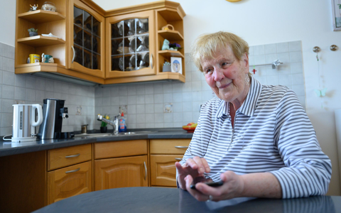 Renate S. fühlt sich aufgrund ihrer Behinderung diskriminiert. - Foto: Swen Pförtner/dpa