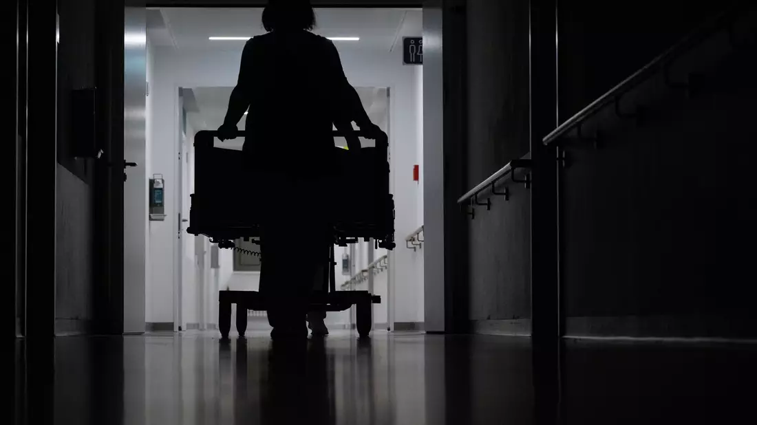 Eine blinde Frau klagt in Karlsruhe gegen eine Rehaklinik. (Symbolbild) - Bild: Marijan Murat/dpa