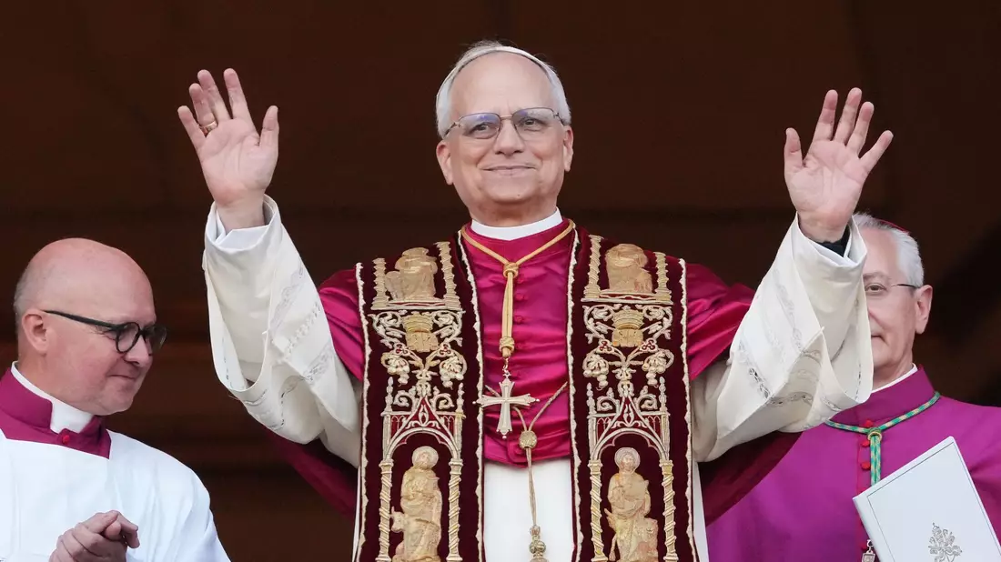 Papst Leo XIV. am Tag seiner Wahl. (Archivbild) - Bild: Alessandra Tarantino/AP/dpa