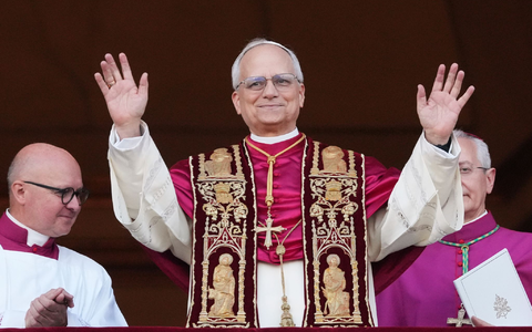 Papst Leo XIV. am Tag seiner Wahl. (Archivbild) - Foto: Alessandra Tarantino/AP/dpa