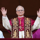 Papst Leo XIV. am Tag seiner Wahl. (Archivbild) - Foto: Alessandra Tarantino/AP/dpa