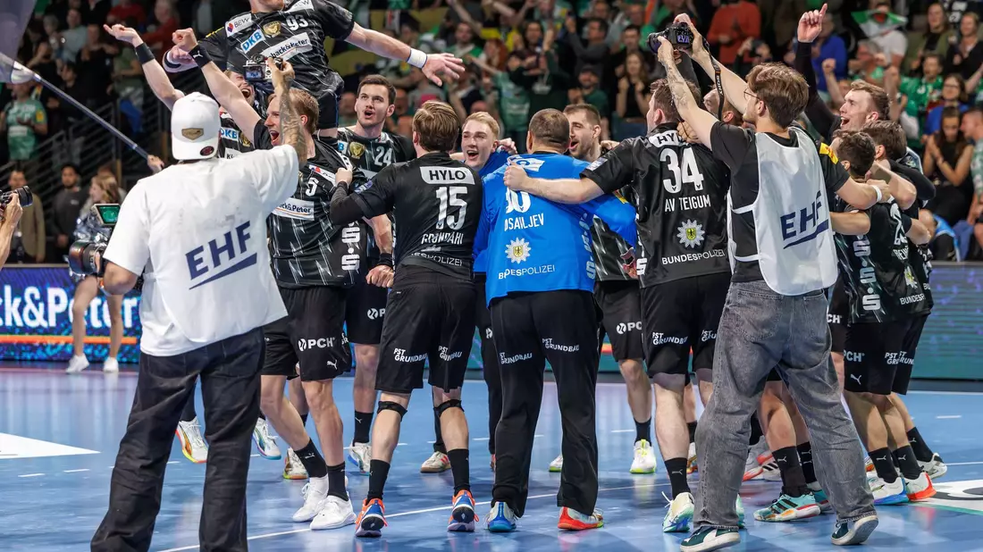 Die Füchse Berlin feierten ausgelassen den Halbfinal-Einzug. - Bild: Andreas Gora/dpa