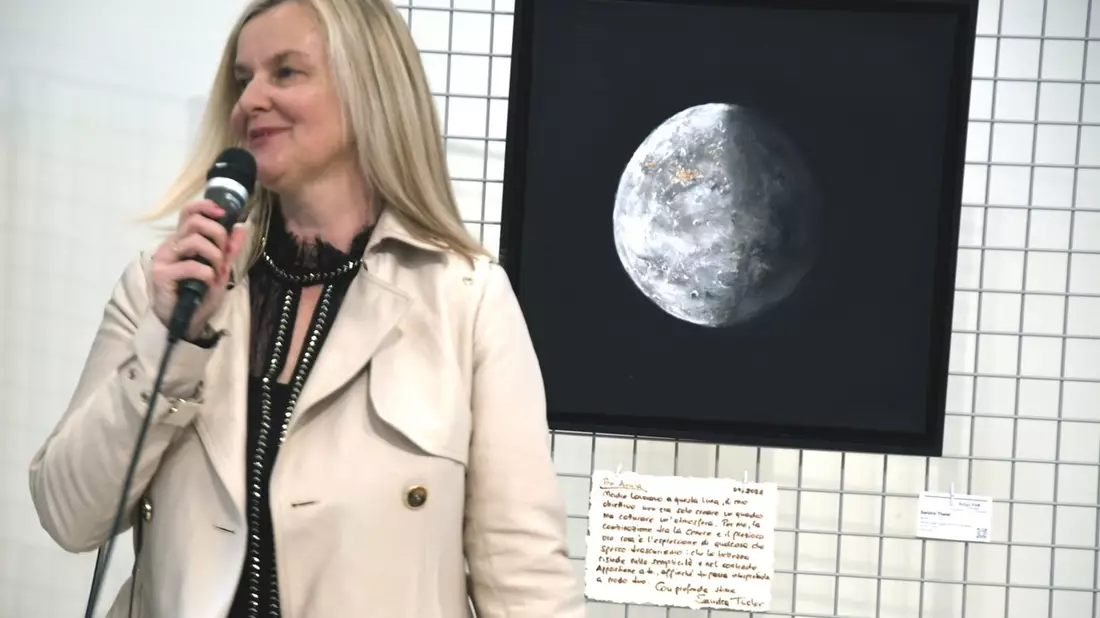Sandra Thalers „MOON“: Kunst-Erfolg in der Kulturhauptstadt L’Aquila 2026 mit Asche und Gold - Bild: presseportal.de