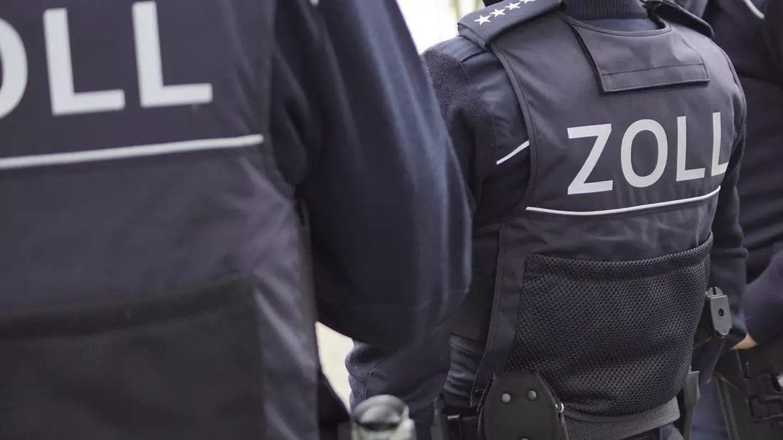 HZA-A: Bundesweite Schwerpunktprüfung gegen Schwarzarbeit und illegale Beschäftigung / Augsburger Zoll überprüft Kurier-, Express- und Paketdienstleister - Bild: presseportal.de