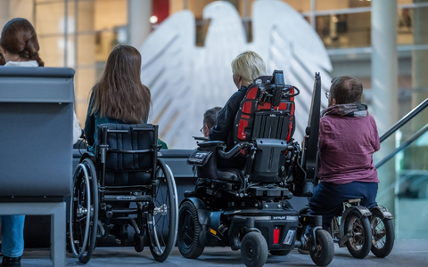 Wie kann da Leben für Menschen mit Behinderungen alltagstauglicher werden? Der Bundestag berät nun über das Behindertengleichstellungsgesetz. - Foto: Michael Kappeler/dpa