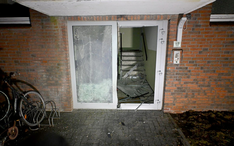 LKA-SH: Sprengsatz zerstört Haustür eines Mehrfamilienhauses: Das LKA sucht Zeugen - Foto: presseportal.de