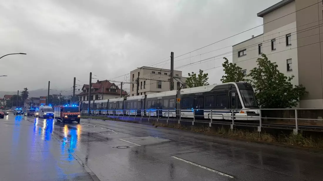 FW Weinheim: Entstehungsbrand in Straßenbahn - Feuerwehr Weinheim mehrfach am Mittwoch gefordert - Bild: presseportal.de