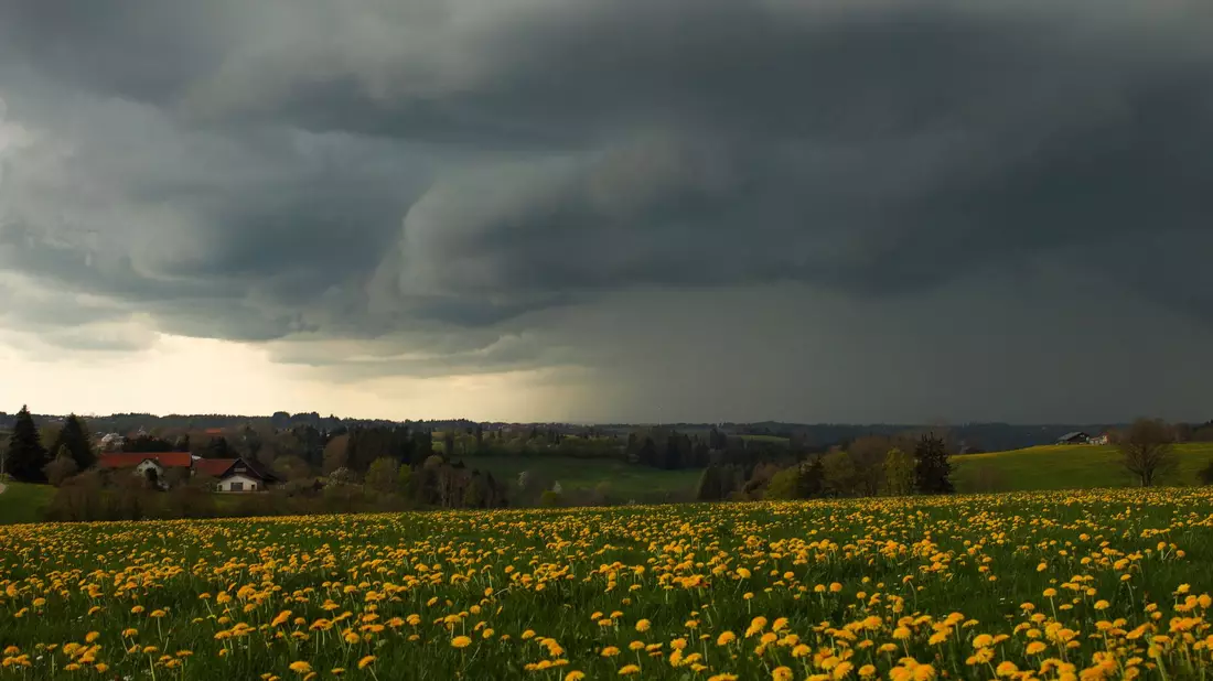 Dunkle Wolken und Gewitter wird es auch in den kommenden Tagen geben. (Archivbild) - Bild: Alexander Wolf/onw-images/dpa