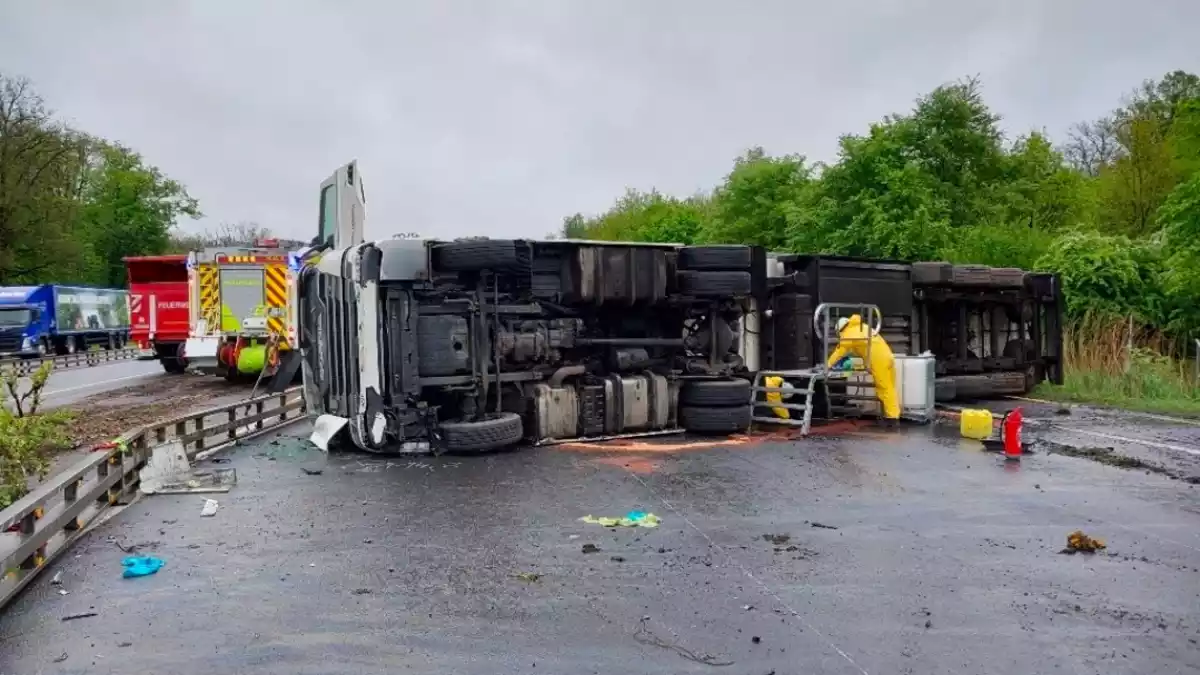 FW Lehrte: Verkehrsununfall Autobahn A2: LKW Unfall blockiert alle 3 Fahrspuren - Bild: presseportal.de