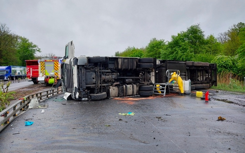 FW Lehrte: Verkehrsununfall Autobahn A2: LKW Unfall blockiert alle 3 Fahrspuren - Foto: presseportal.de