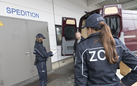 HZA-OS: Zoll nimmt Paketdienstleister ins Visier; Bundesweite Schwerpunkprüfung gegen Schwarzarbeit und illegale Beschäftigung - Foto: presseportal.de