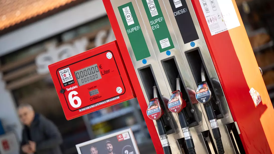 Starke Preissprünge bei Energie gab es in den globalen Krisen der vergangenen Jahrzehnte immer wieder. (Archivbild) - Bild: Philip Dulian/dpa