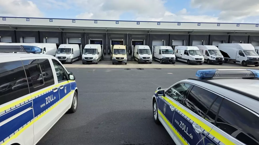 HZA-DD: Zoll nimmt Paketdienstleister ins Visier / Bundesweite Schwerpunktprüfung im Kurier-, Express- und Paketdienstleistungsgewerbe - Bild: presseportal.de