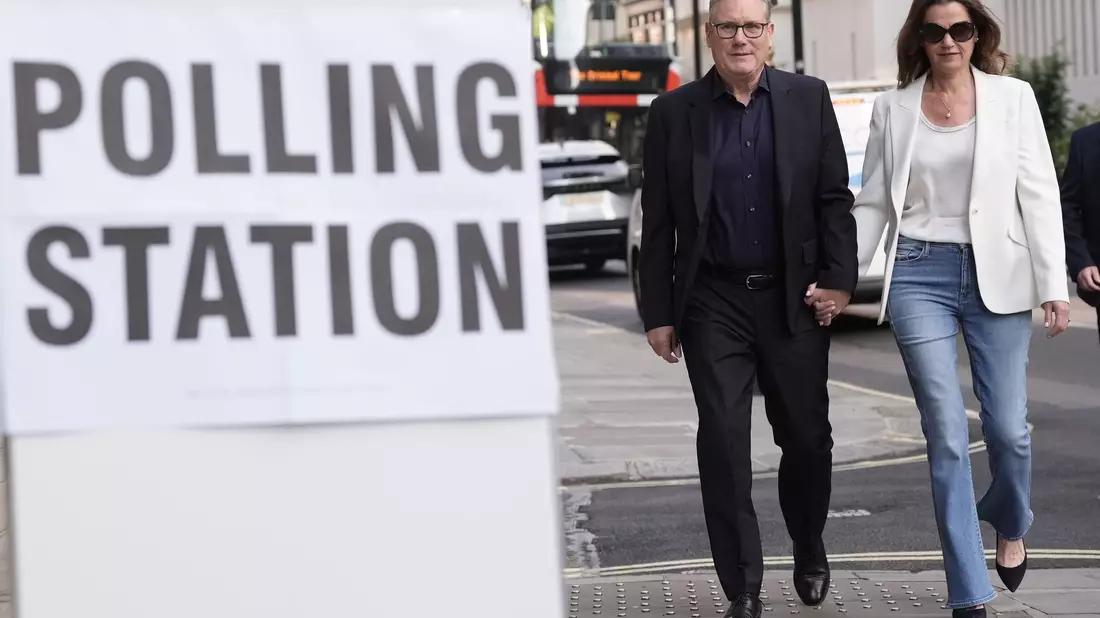 Der britische Premier Keir Starmer und seine Frau Victoria auf dem Weg zum Wahllokal. - Bild: Stefan Rousseau/PA Wire/dpa