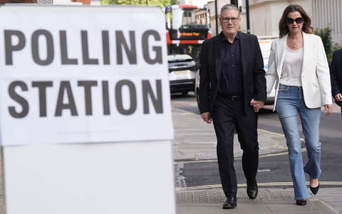 Der britische Premier Keir Starmer und seine Frau Victoria auf dem Weg zum Wahllokal. - Foto: Stefan Rousseau/PA Wire/dpa