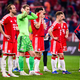 Enttäuschte Bayern-Stars nach dem geplatzten Finaltraum.  - Foto: Tom Weller/dpa